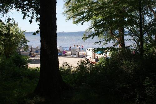 a group of people on a beach near the water at Schöne Aussicht am Strand - ABC304 in Wismar