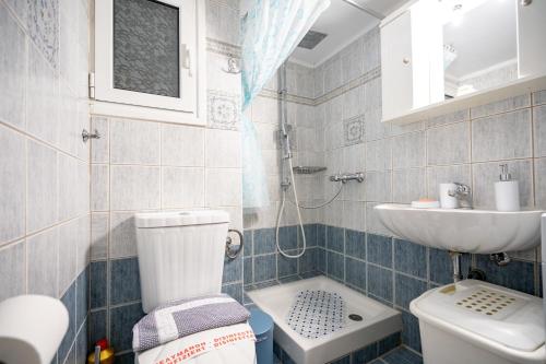 アテネにあるNeos kosmos 1 bedrm semi-basement flat by MPSのトイレと洗面台のある小さなバスルーム