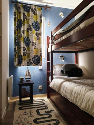 - une chambre avec des lits superposés et une table avec une lampe dans l'établissement Petite Villa La Pantoufle au Domaine du Golf de Pinsolle, à Soustons