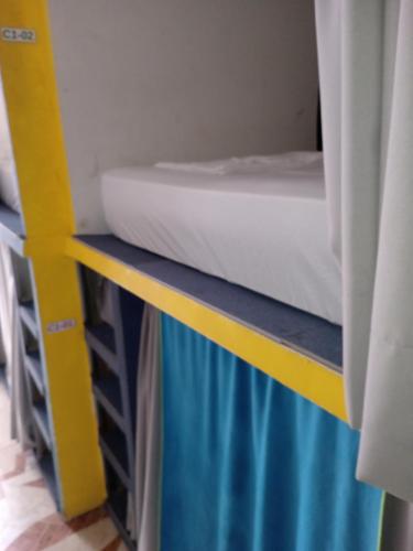 パナマシティにあるCasa hotelの黄色い棚の上に座った二段ベッド