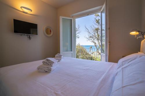 奎爾恰內拉的住宿－Sunset View by Firenze Prestige，卧室配有白色床和毛巾