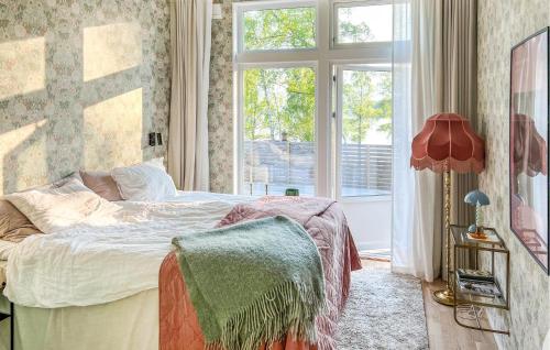 1 dormitorio con cama y ventana grande en 3 Bedroom Cozy Home In Arboga, en Findla