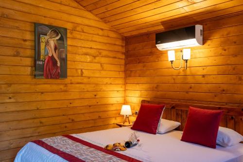 een slaapkamer met 2 bedden in een houten kamer bij Eden Bungalows and Beach in Koycegiz