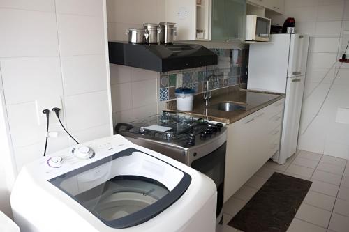 une petite cuisine avec un évier et une cuisinière dans l'établissement Ideal para famílias! Muita segurança, à Rio de Janeiro