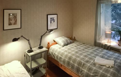 1 dormitorio con 1 cama y 2 lámparas en una mesita de noche en Amazing Home In Jrpen With House A Mountain View en Järpen