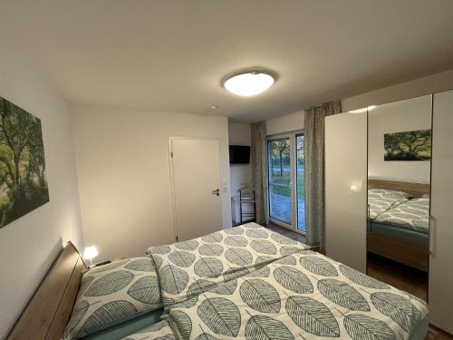 - une chambre avec un lit et une fenêtre dans l'établissement Seerose, à Versmold