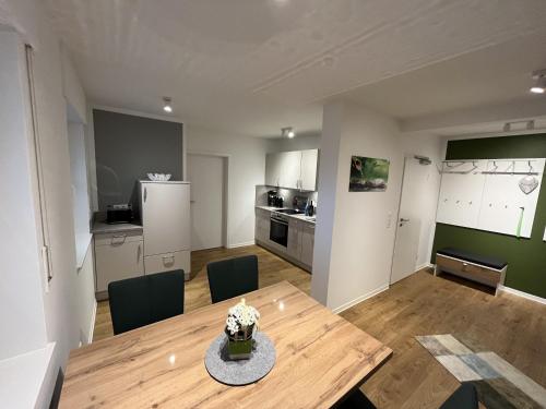 - une cuisine et une salle à manger avec une table et des chaises dans l'établissement Seerose, à Versmold