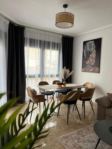 Una sala de estar con mesa de comedor y sillas. en Luxury port apartments, en Torrevieja