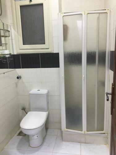 La salle de bains est pourvue d'une douche et de toilettes. dans l'établissement fox house, à Hurghada