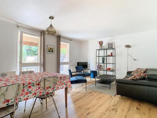 un salon avec une table et un canapé dans l'établissement Chez Laurien, à Villeneuve-lès-Avignon