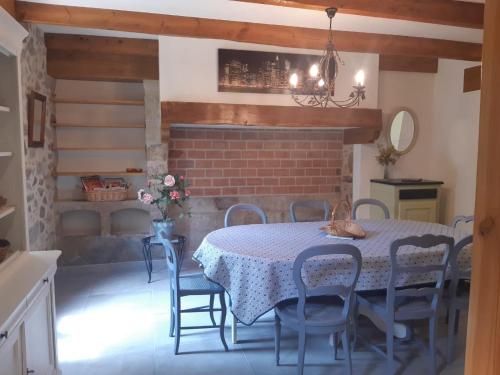 Una cocina o zona de cocina en Gîte Amélie