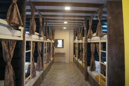 a room with many bunk beds in it at mittal dormitory in Mumbai