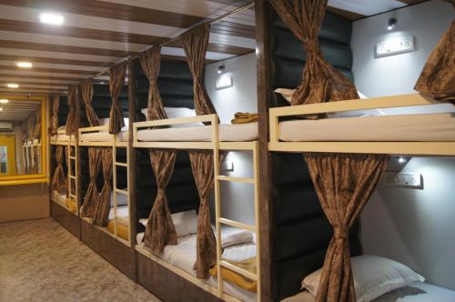 a row of bunk beds in a dorm room at mittal dormitory in Mumbai