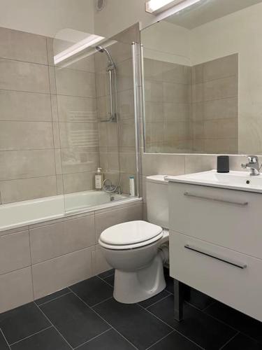 bagno bianco con servizi igienici e lavandino di Appartement rénové, 3mns à pied de la gare ad Alès