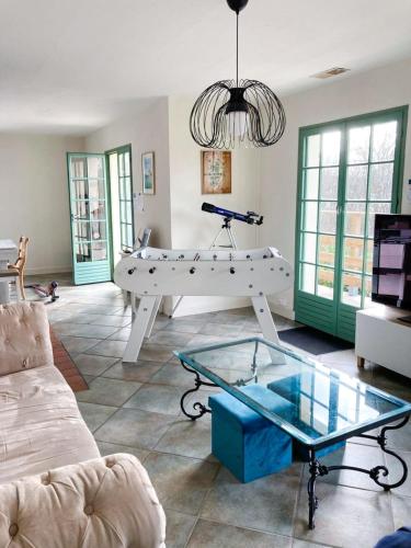 un salon avec une table de billard et un canapé dans l'établissement Villa des Suisses with Jacuzzi & View of Lake des Settons, à Moux-en-Morvan