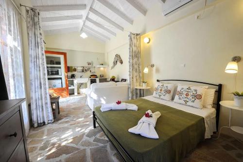 Longós的住宿－Agathi Cottage，一间卧室配有一张床,上面有两条毛巾