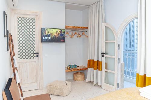 una camera da letto con porta aperta e finestra di Riad K-white a Marrakech
