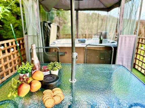 Una mesa con fruta y una botella. en THREE BEDROOM Rural, relaxing and peaceful,DOGS welcome! With Cymru Holidays, en Abergavenny