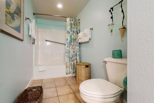 uma casa de banho com um WC e um chuveiro em Shores of Panama 1318 em Panama City Beach