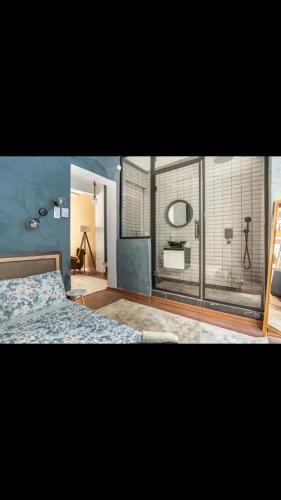 - une chambre avec un lit et une grande fenêtre dans l'établissement Shiva Suites, à Istanbul
