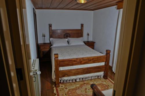 um quarto com uma cama num pequeno quarto em Casas do Cavaleiro Eira em Soajo