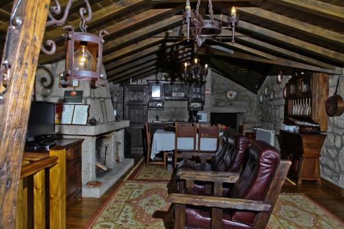 uma sala de estar com uma mesa e uma sala de jantar em Casas do Cavaleiro Eira em Soajo