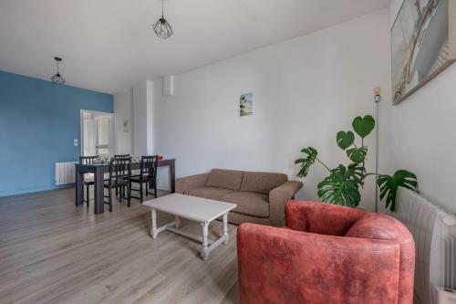 un salon avec un canapé et une table dans l'établissement À 50m de la plage, Appartement vue mer, à La Plaine-sur-Mer