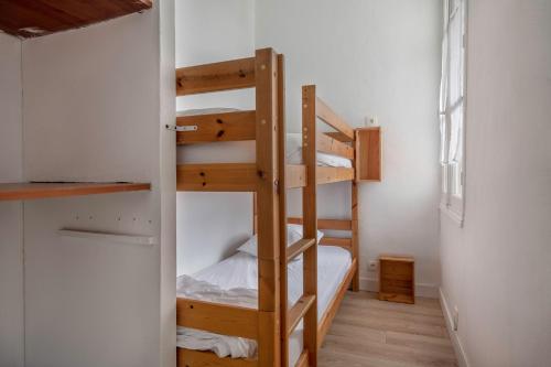 une chambre avec deux lits superposés dans une pièce dans l'établissement À 50m de la plage, Appartement vue mer, à La Plaine-sur-Mer