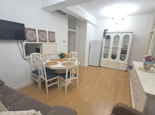 uma cozinha e sala de jantar com mesa e cadeiras em Best location 2 bed2 bath w/lift in town! (Kosher) em Gibraltar