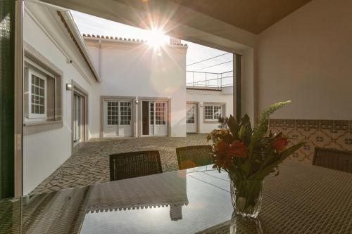 フォス・ド・アレーリョにあるCasa Avós Félix Lopesのダイニングルーム(テーブル、花瓶付)