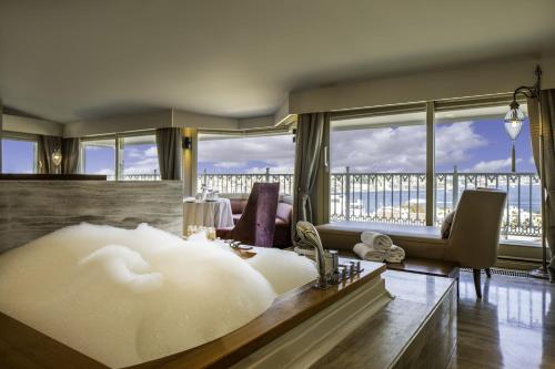 1 dormitorio con 1 cama grande y vistas en Levni Hotel & SPA - Special Category en Estambul