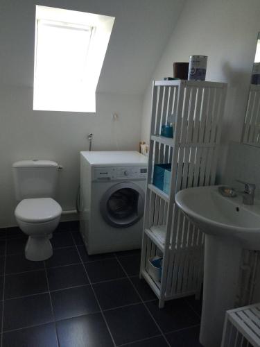 une salle de bain avec un lavabo et une machine à laver dans l'établissement 485 - Charmante maison à environ 500 mètres de la très belle plage de Caroual, à Caroual