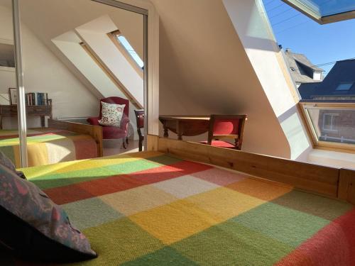 une chambre avec un lit, une table et une fenêtre dans l'établissement 487 - Maison T3, sur la plage de Caroual, à Caroual