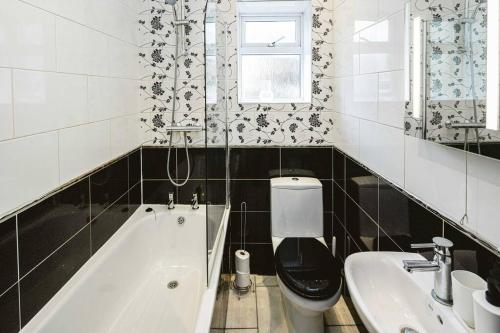 uma casa de banho com uma banheira, um WC e um lavatório. em Crystal Palace 2 Bedroom Flat em Crystal Palace