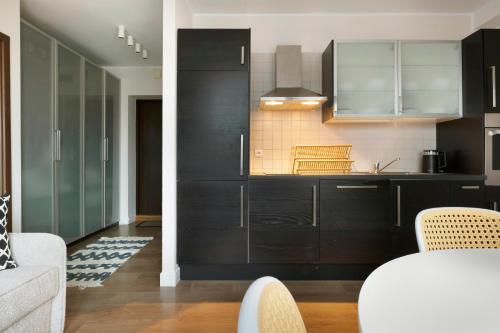 Кухня или мини-кухня в Elite Apartments Marine Brzeźno
