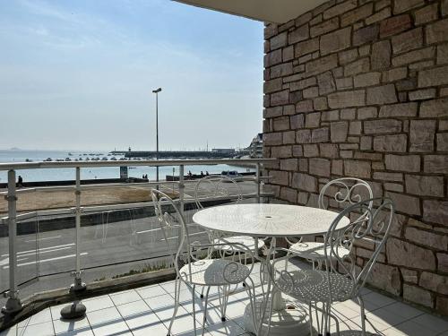 504 - A Erquy, en bordure de la plage du centre, à 800m des commerces