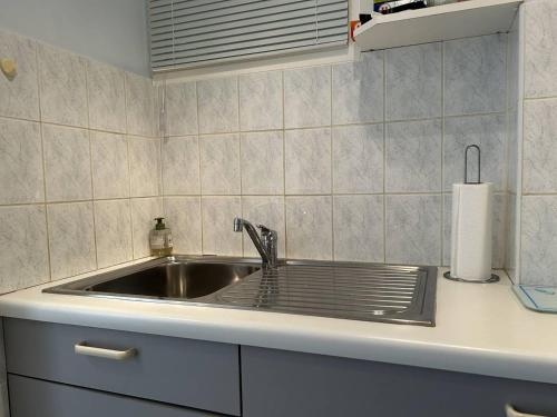 une cuisine avec un évier et un plan de travail dans l'établissement 504 - A Erquy, en bordure de la plage du centre, à 800m des commerces, à Erquy