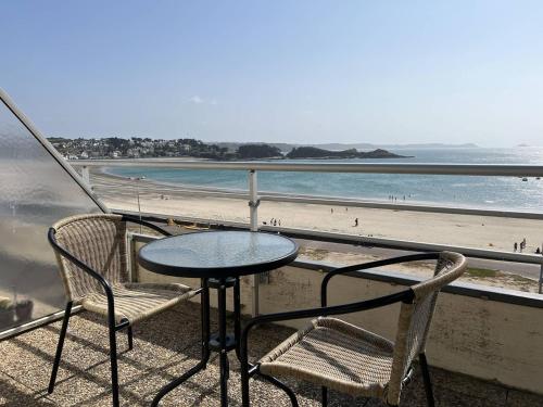 509 - Grand studio à Erquy au dernier étage, en bordure de la plage du centre, face au port de pêche