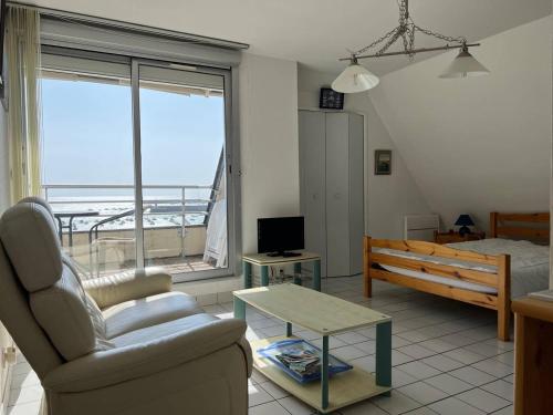 Μια τηλεόραση ή/και κέντρο ψυχαγωγίας στο 509 - Grand studio à Erquy au dernier étage, en bordure de la plage du centre, face au port de pêche