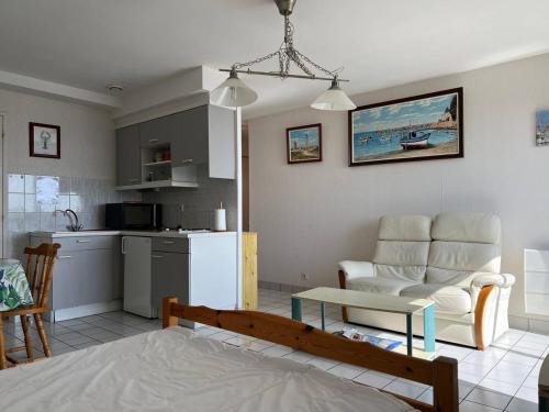 Η κουζίνα ή μικρή κουζίνα στο 509 - Grand studio à Erquy au dernier étage, en bordure de la plage du centre, face au port de pêche