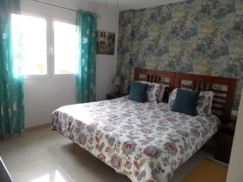 1 dormitorio con 1 cama grande con almohadas azules en La Manzana - Stunning Apartment, with beautiful views, en Portman