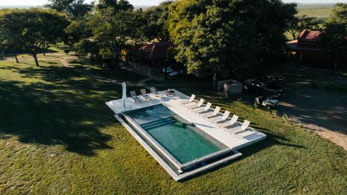 an overhead view of a swimming pool with white chairs at El Tránsito Hotel Boutique in Concepción
