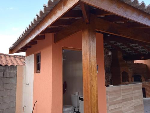 a house with an open door with a toilet at Chácara dos Cunha - Atibaia in Atibaia