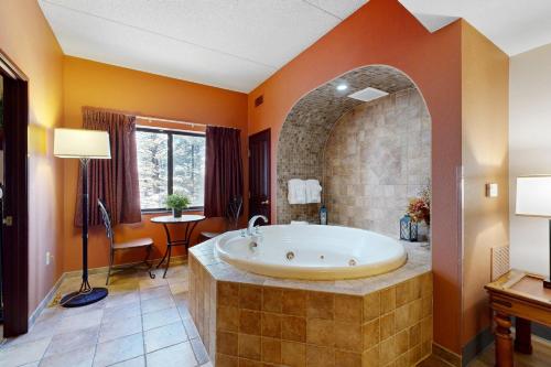Un baño grande con bañera en una habitación. en Chula Vista Condo 2343, en Wisconsin Dells