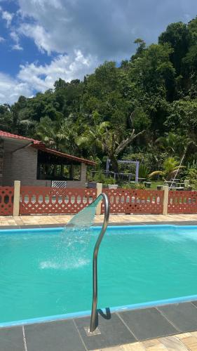 una piscina con un tobogán de agua. en Casa 2 en Praia Grande