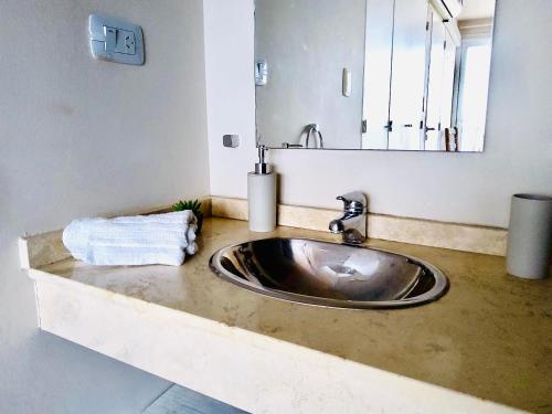 - Baño con lavabo y espejo en Departamento Premiun En Zona Centro en Córdoba