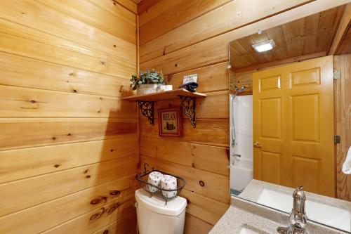 uma casa de banho com um WC e uma porta amarela em Buckhorn em Sautee Nacoochee