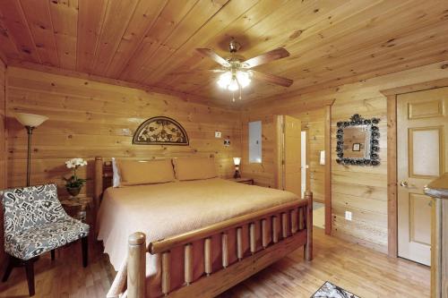 Schlafzimmer mit einem Bett und einem Deckenventilator in der Unterkunft Buckhorn in Sautee Nacoochee