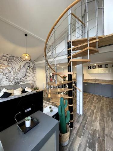une chambre avec un escalier avec un cactus dans l'établissement Jolie maison dans un quartier très calme, à Martignas-sur-Jalle