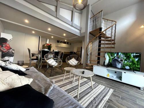 een woonkamer met een bank, een tv en een tafel bij Jolie maison dans un quartier très calme in Martignas-sur-Jalle